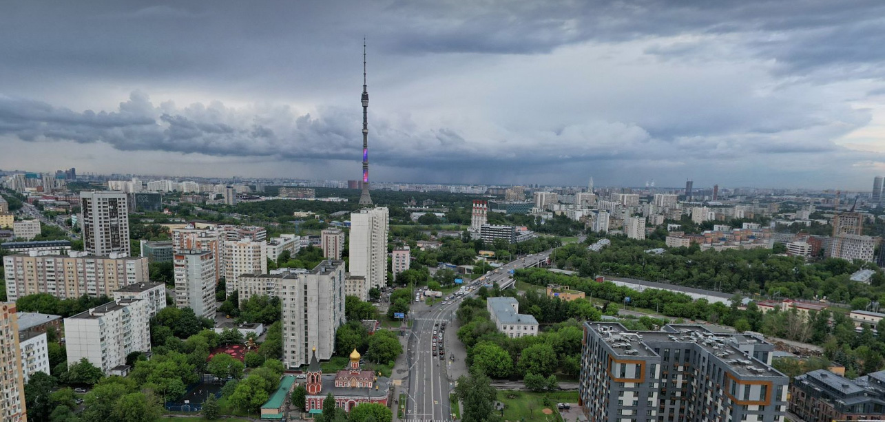 Москва, район Марьина Роща , фото с высоты, вид на Останкинскую башню, приближаются тучи